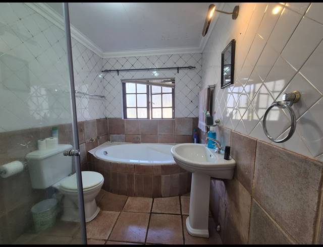 2 BEDROOM HOUSE FOR SALE IN VANDERBIJLPARK SE 4